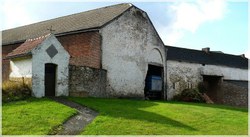Ferme de Bourgogne et chapelle.jpg